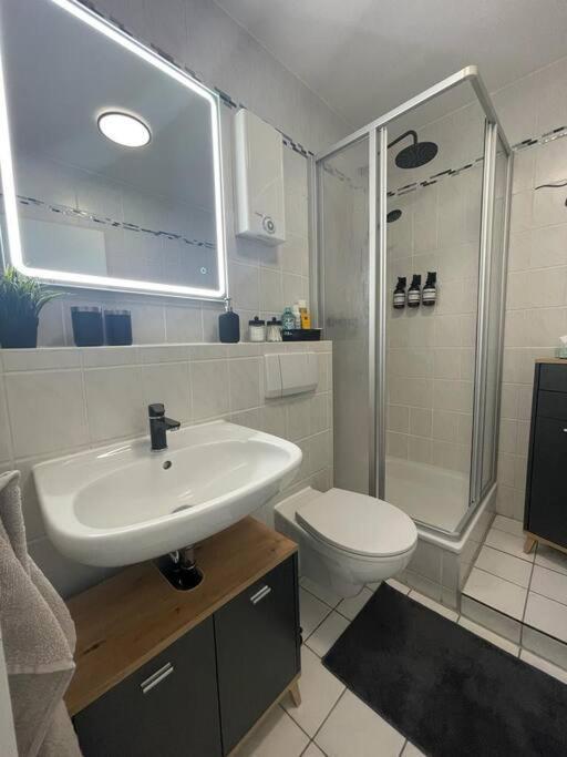 Modernes Apartment In เคมนิตซ์ ภายนอก รูปภาพ