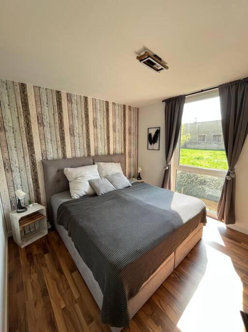 Modernes Apartment In เคมนิตซ์ ภายนอก รูปภาพ